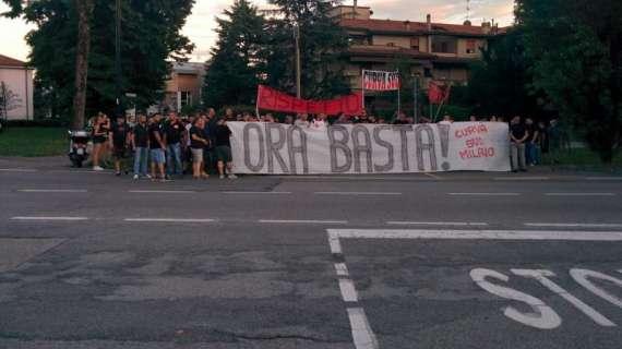 Voci, rinvii, smentite e mercato bloccato: i tifosi del Milan non ne possono più