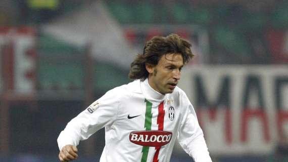 Il lupo perde il pelo ma non il vizio: doppia gomitata impunita di Pirlo a van Bommel!