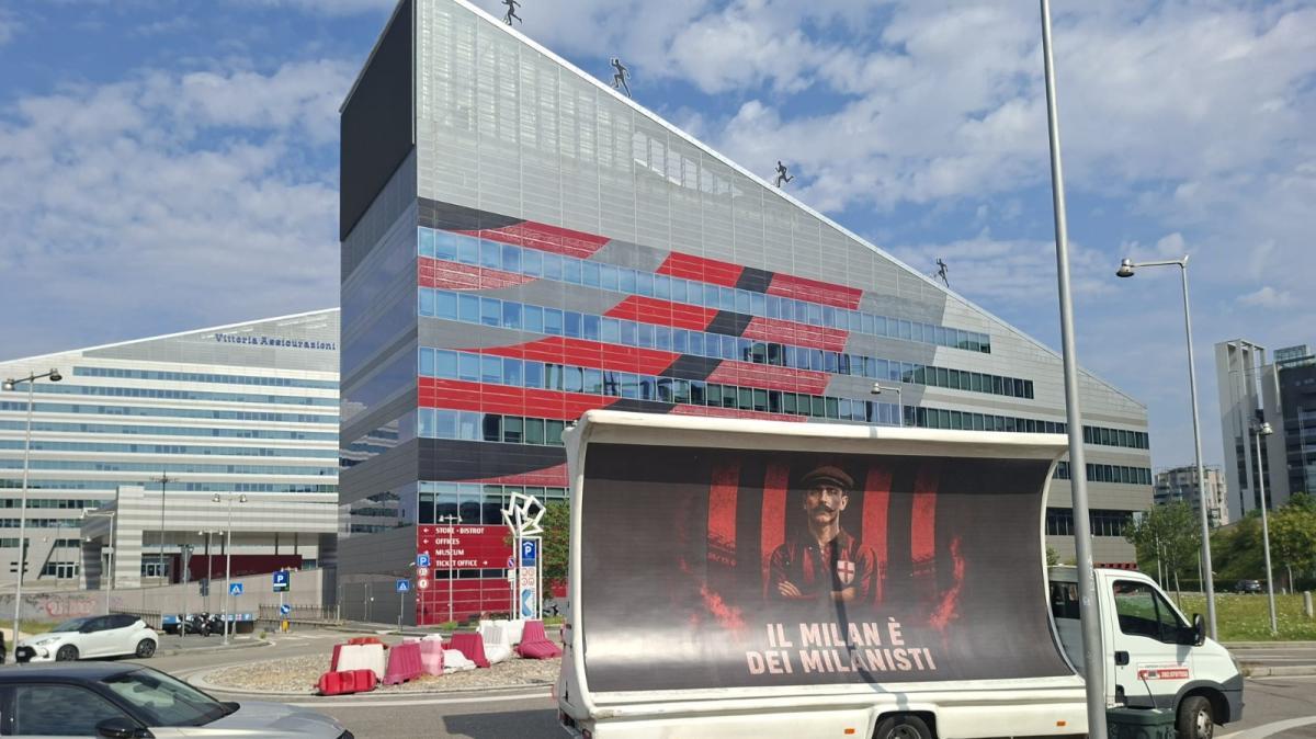 La "vela" contro la proprietà passa davanti a Casa Milan: le foto