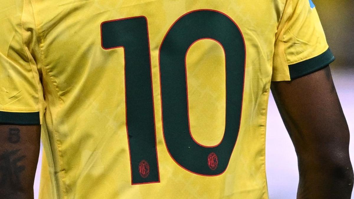 È in corso di valutazione la possibilità che Hutchinson prenda la 10 del Milan