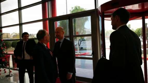VIDEO MN - Milan, l'arrivo di Gazidis, Leonardo e Maldini allo stadio Karaiskakis di Atene per il pranzo UEFA
