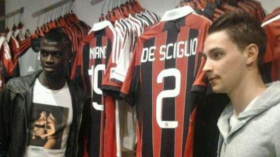 De Sciglio dal Milan MegaStore: "Ho vissuto con serenità le esclusioni. Terzo posto? Non siamo così ingenui da buttare via tutto" (FOTO)