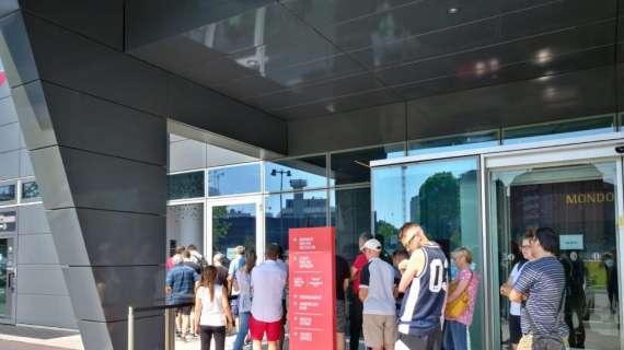 FOTO MN - Casa Milan, tanti tifosi in coda per gli abbonamenti anche questa mattina