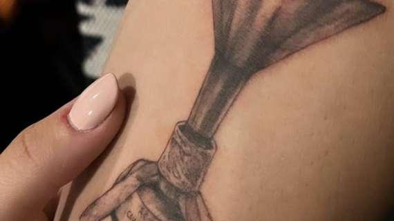 Tonali, il centrocampista rossonero oggi si è tatuato la coppa sul braccio