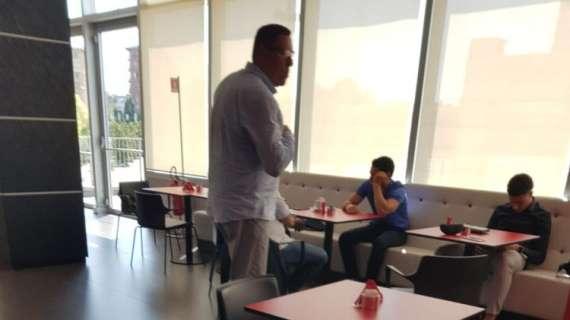 FOTO MN - Casa Milan, incontro tra Moncada e l'ex giocatore Silvestre per un giovane della Primavera