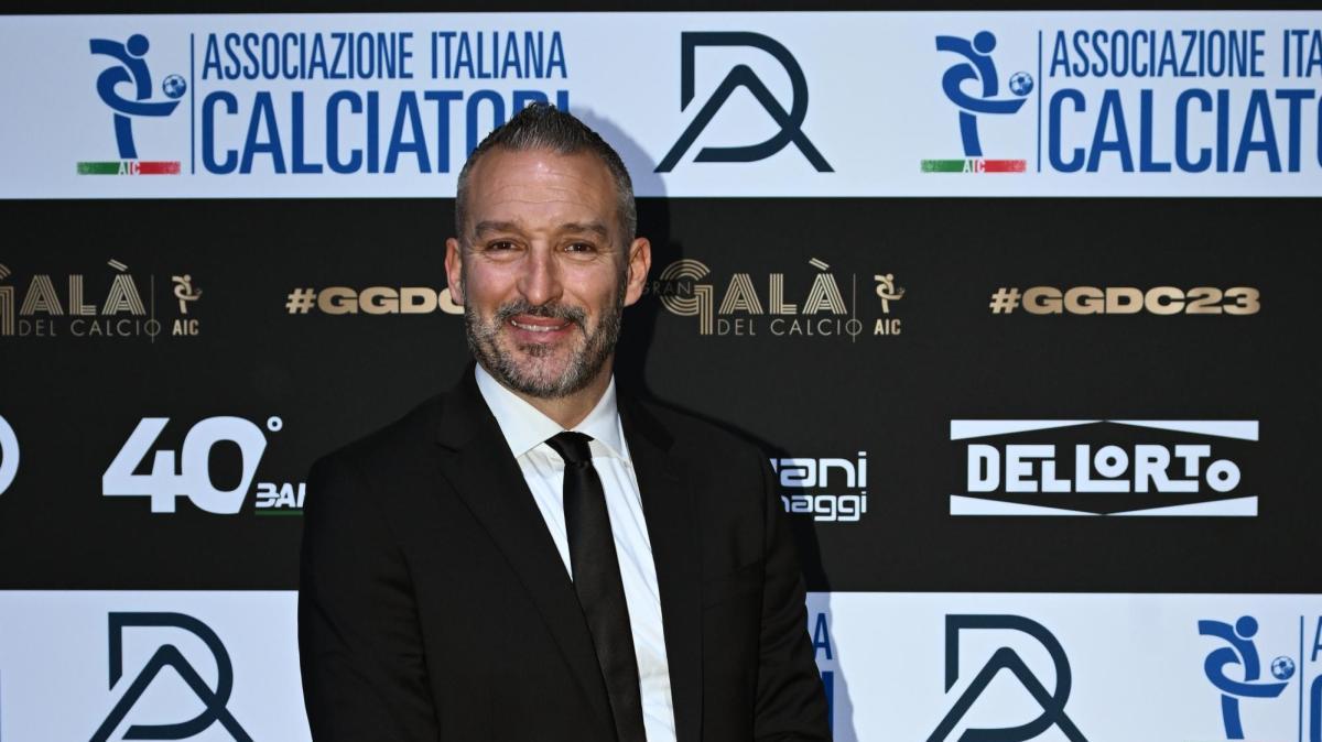 Zambrotta è tornato a casa dopo l'operazione alle gambe. Il post social