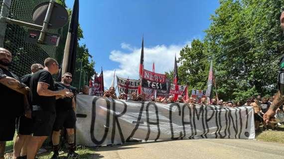 Il Milan pubblica le foto del raduno con i tifosi: "Milanello dà il bentornato ai Campioni d'Italia"