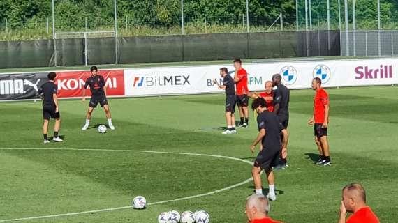 Sky - Milan, terminato l'allenamento odierno a Villach. Foto e autografi per Pioli, Calabria e Giroud