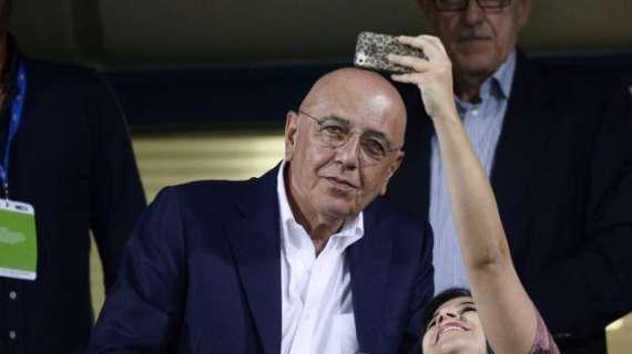 Anche Galliani ha lasciato Milanello: foto con i tifosi fuori dai cancelli