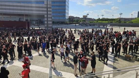 MN - Il piazzale di Casa Milan inizia a riempirsi: la foto