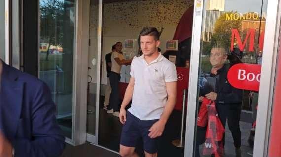 VIDEO MN - Jovic esce da Casa Milan dopo al firma sul contratto