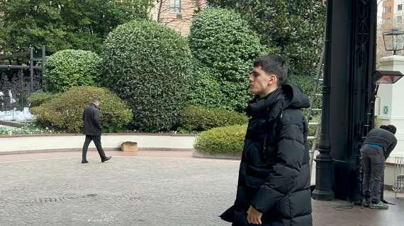 VIDEO MN - L'arrivo in hotel a Milano di Matija Popovic, ora la firma col Milan 