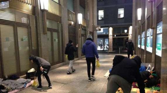 MN - Iniziativa sociale dei ragazzi del convitto: questa mattina hanno portato la colazione ai senza tetto del centro di Milano