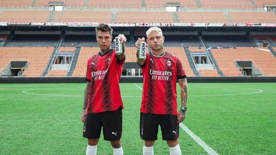 "Prima volta allo stadio": Fedez la celebra con foto da San Siro con Leone e Vittoria