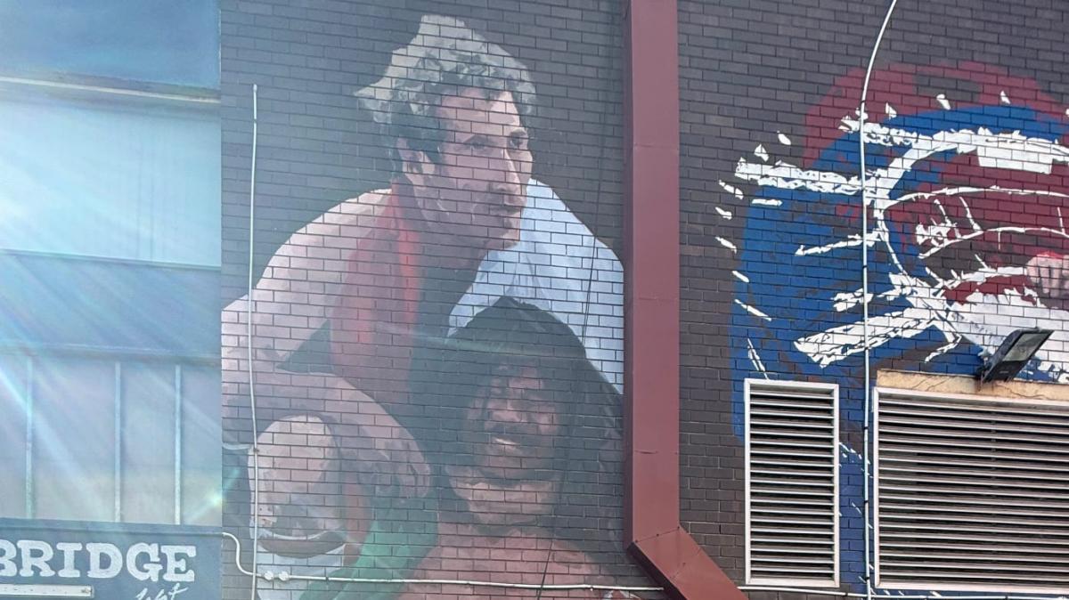 FOTO MN - Gabbia e Amorim lasciano i fiori davanti al murale di Baresi a Perth