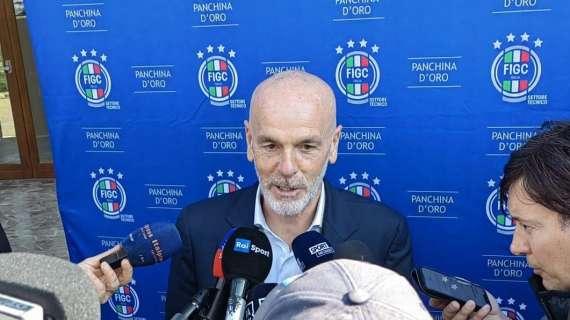 Milan, ieri Pioli ha portato la "Panchina d'Oro" a Milanello: il tecnico ha ringraziato squadra, staff e dirigenza