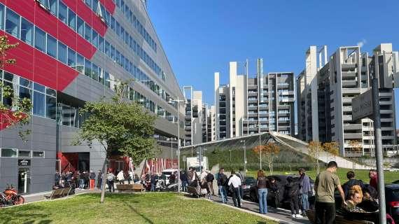 FOTO MN - Casa Milan, tanti tifosi in fila per comprare i biglietti per il derby