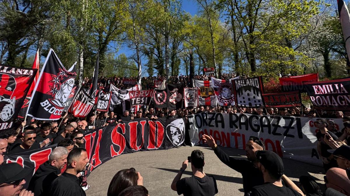 LIVE MN - Milanello, tanti tifosi presenti a sostegno della squadra prima del Napoli