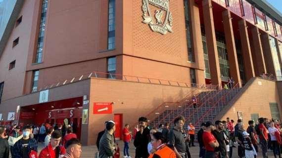 FOTO MN - Verso Liverpool-Milan, primi tifosi rossoneri fuori da Anfield