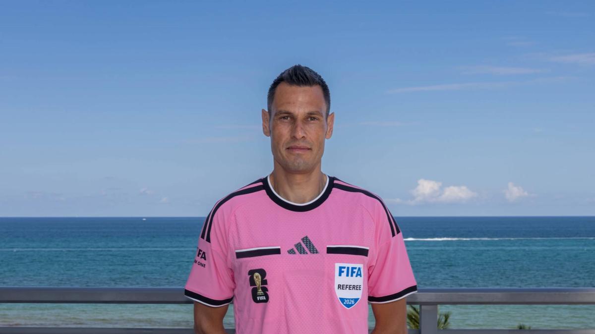 Arbitro Mariani, esordio ai Mondiali in Arabia-Uruguay: ecco perché indosserà una maglia rosa