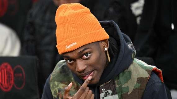 Leao supporta il Milan a bordocampo e sui social: le storie dedicate a compagni e a Camarda
