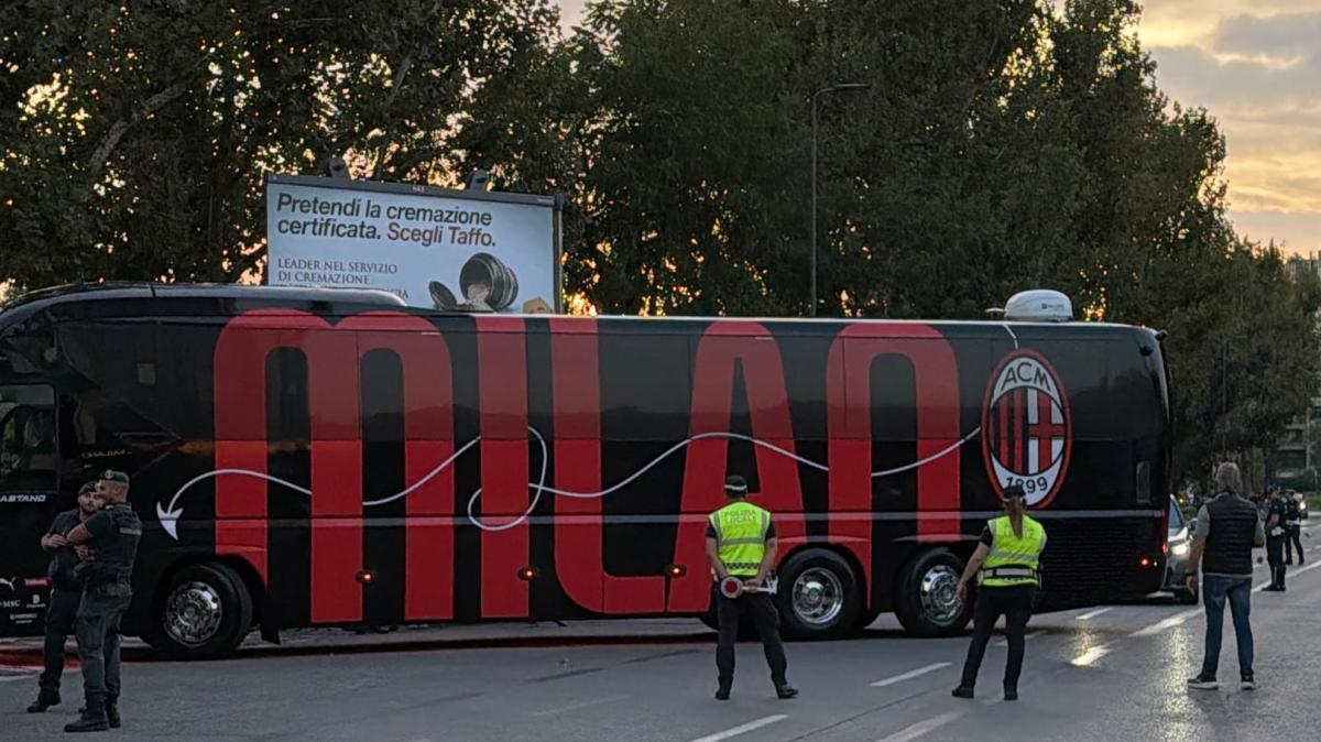 VIDEO MN - Arrivato a San Siro il pullman del Milan. Tra poco la sfida col Lecce