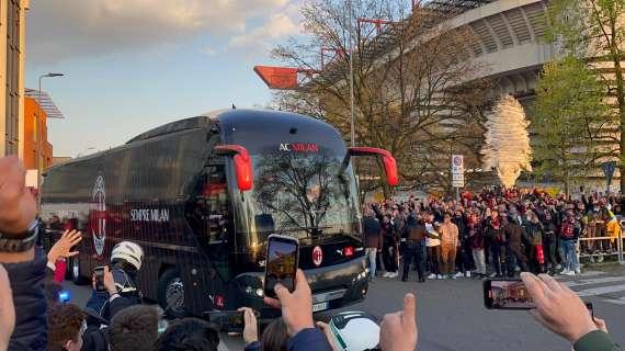VIDEO MN - L'arrivo del pullman del Milan a San Siro accolto da tantissimi tifosi