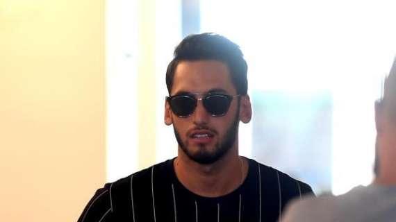 Calhanoglu accolto dai tifosi: "Chi non salta nerazzurro è"