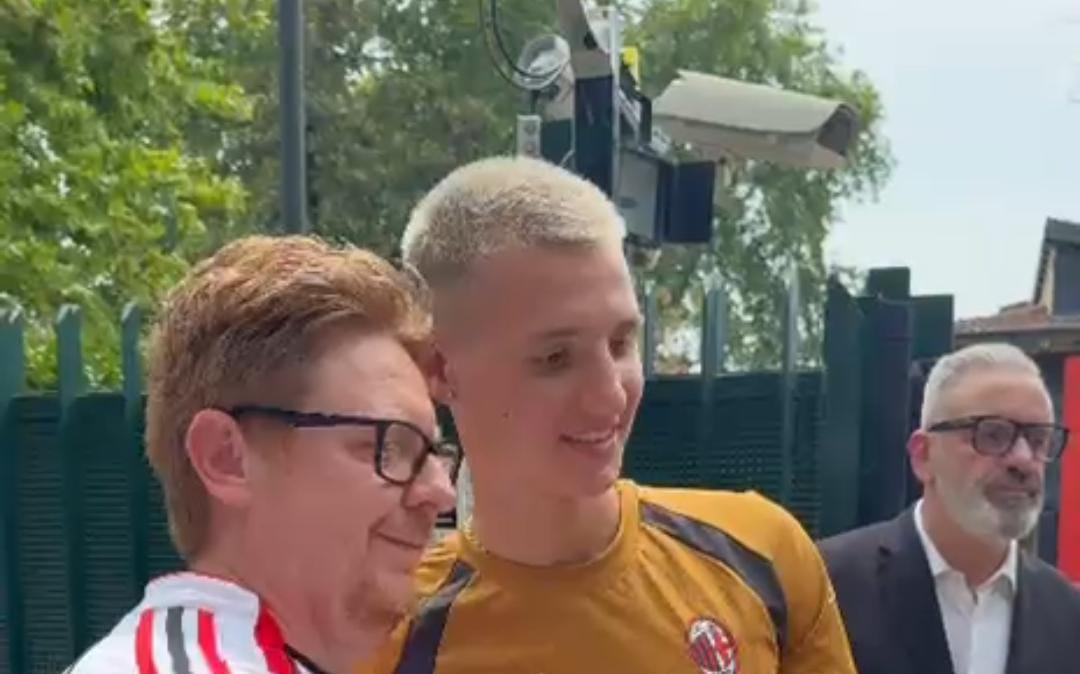 VIDEO MN - Camarda, sorrisi e foto con i tifosi a Milanello
