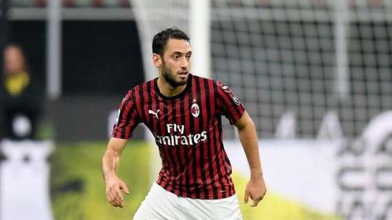Calhanoglu festeggia la sua 100esima presenza con il Milan: "Orgoglioso di far parte di questa famiglia"