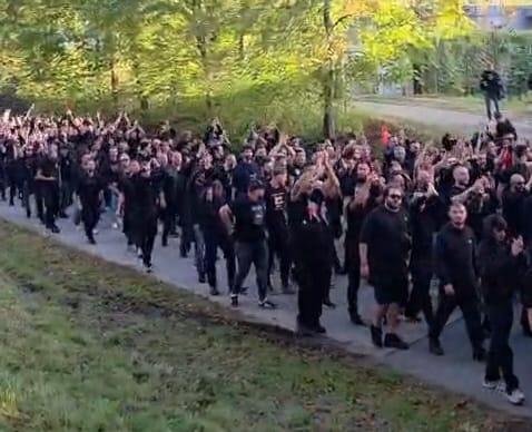 VIDEO MN - I tifosi del Milan in marcia verso la RedBull Arena