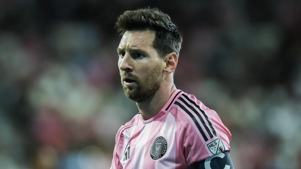 Messi torna in campo dopo la morte del padre: ovazione dei tifosi