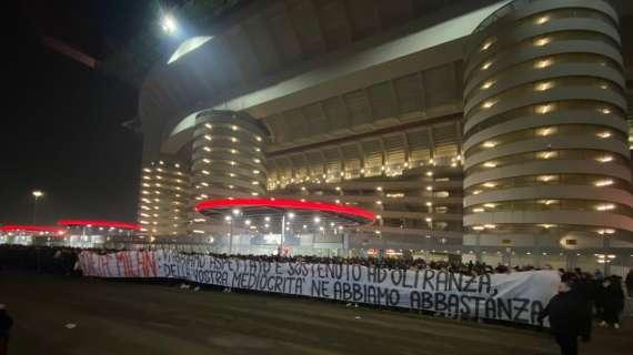 FOTO MN - La contestazione continua fuori San Siro: "Società MIlan: vi abbiamo aspettato e sostenuto a oltranza, della vostra mediocrità ne abbiamo abbastanza"
