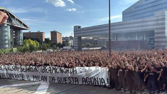 MN - Bagno di folla a Casa Milan: a breve il corteo verso San Siro
