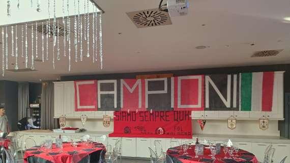 FOTO - Il Milan Club Bologna festeggia i suoi 40 anni: durante la serata arriva un regalo a sorpresa