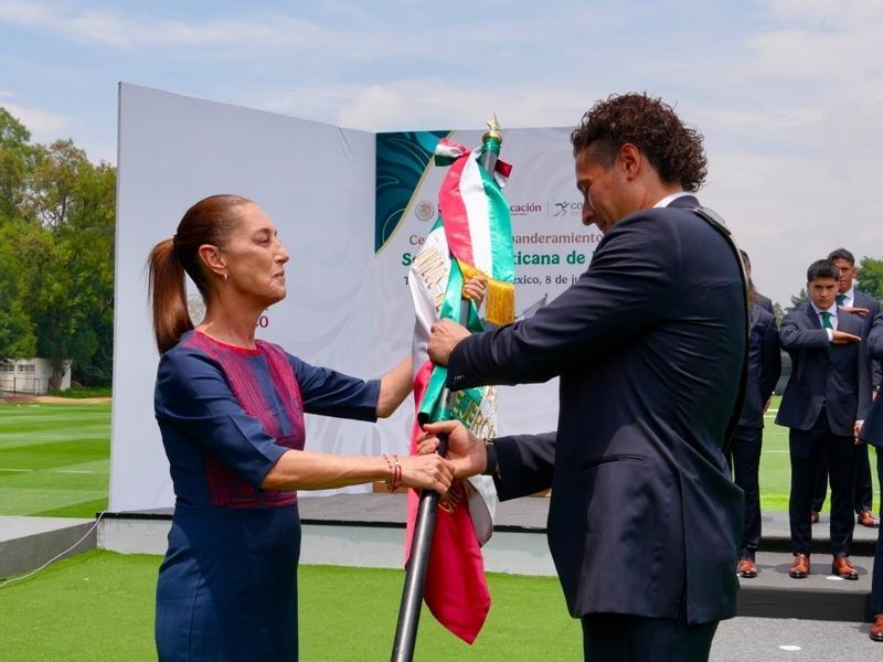 Gimenez tra i protagonisti: la presidente del Messico consegna la bandiera alla nazionale