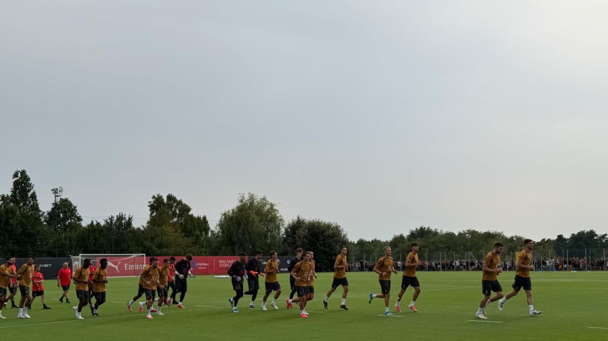 FOTO MN - Raduno a Milanello, comincia l'allenamento aperto al pubblico
