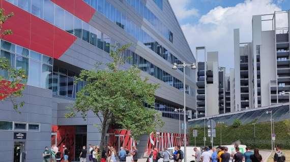 FOTO MN - Lunga coda a Casa Milan per i biglietti di Milan-Cagliari