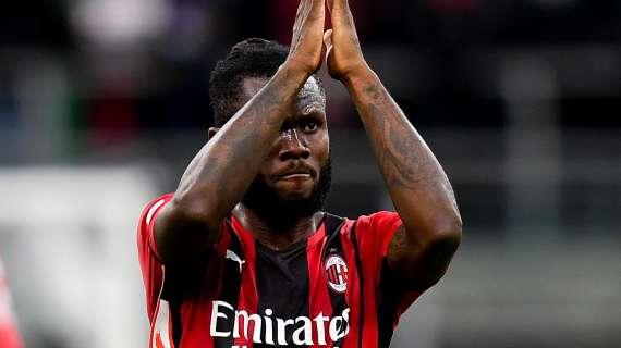 Milan, Maldini e la dirigenza premiano Kessie per le 200 presenze: il video