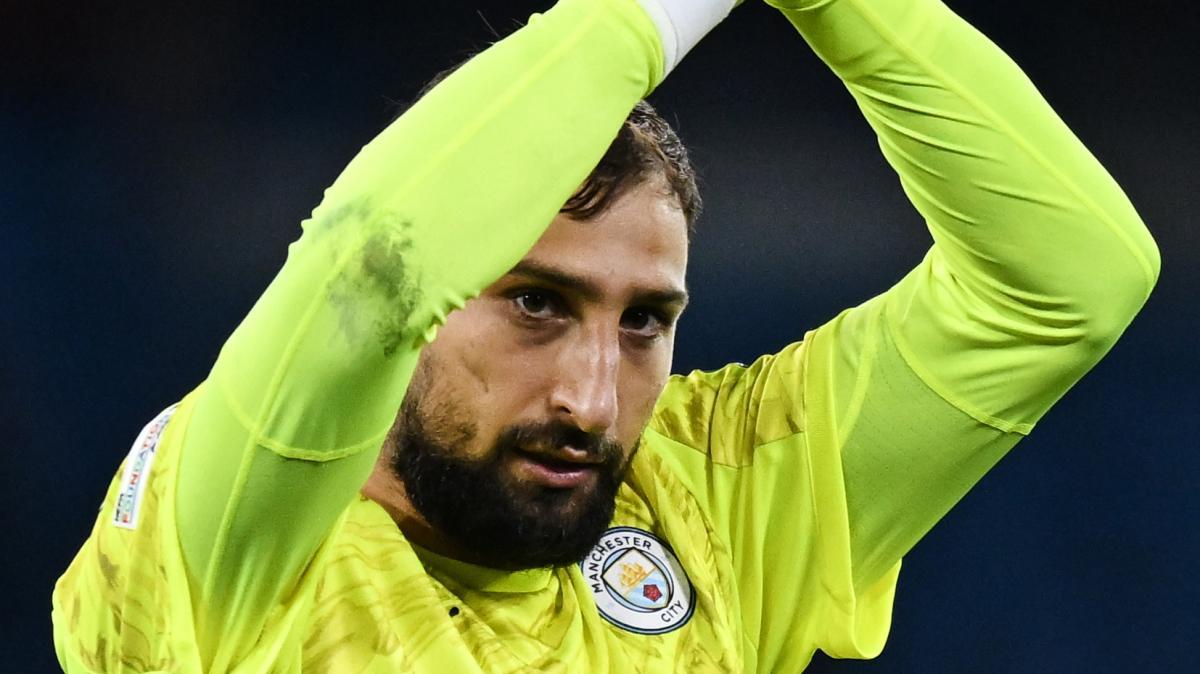 Haaland regala il derby di Manchester a un City in 10 uomini. Donnarumma miracoloso nel finale