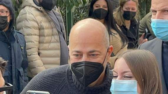 VIDEO MN - Qui Napoli: entusiasmo dei tifosi per Gazidis, sorrisi e selfie con l'ad rossonero
