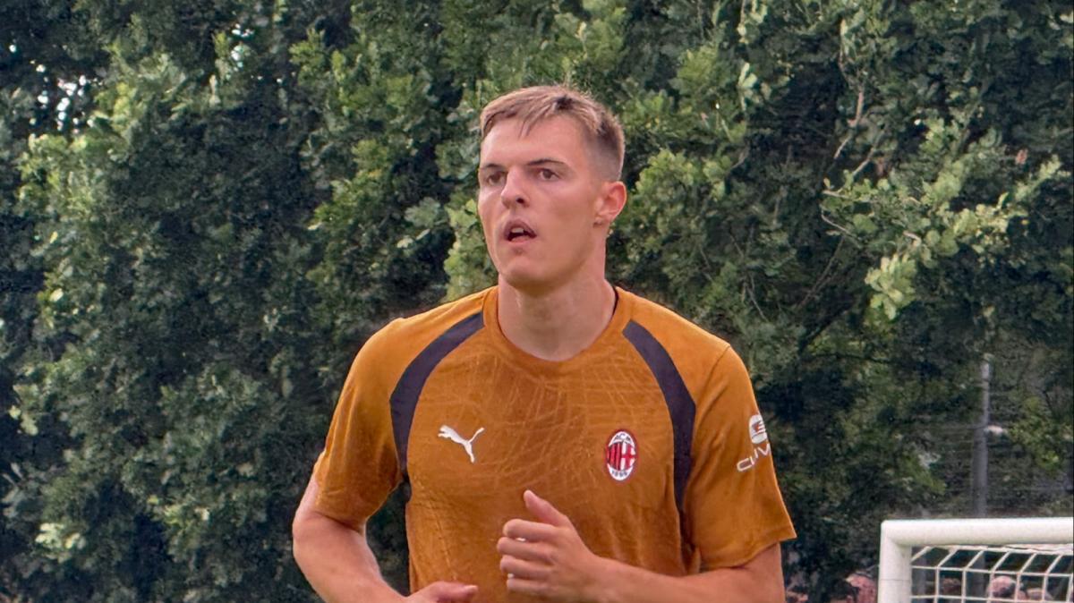 Milan, il "primo gol" della stagione lo segna Kostic: esercitazioni con il 3-4-2-1
