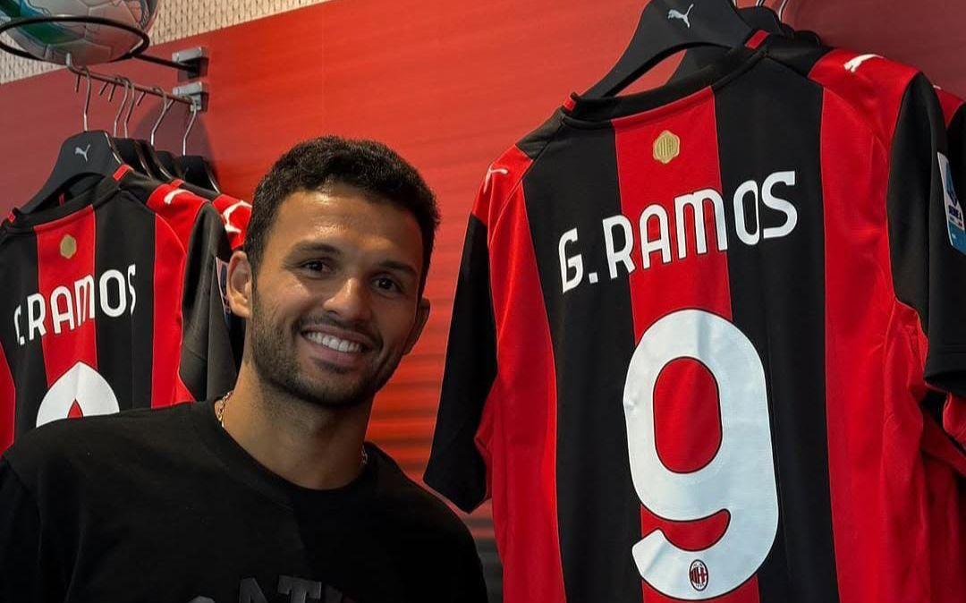 FOTO - Gonçalo Ramos a sorpresa a Milano, foto con la 9 al Milan Store