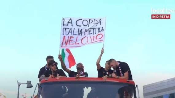 I rossoneri mostrano uno striscione: "La Coppa Italia mettila nel c..o", proprio come Ambrosini nel 2007