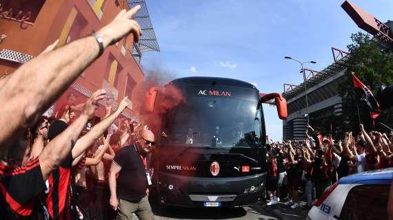 VIDEO - Milan-Atalanta, il pullman della squadra inondato dalla marea rossonera fuori San Siro