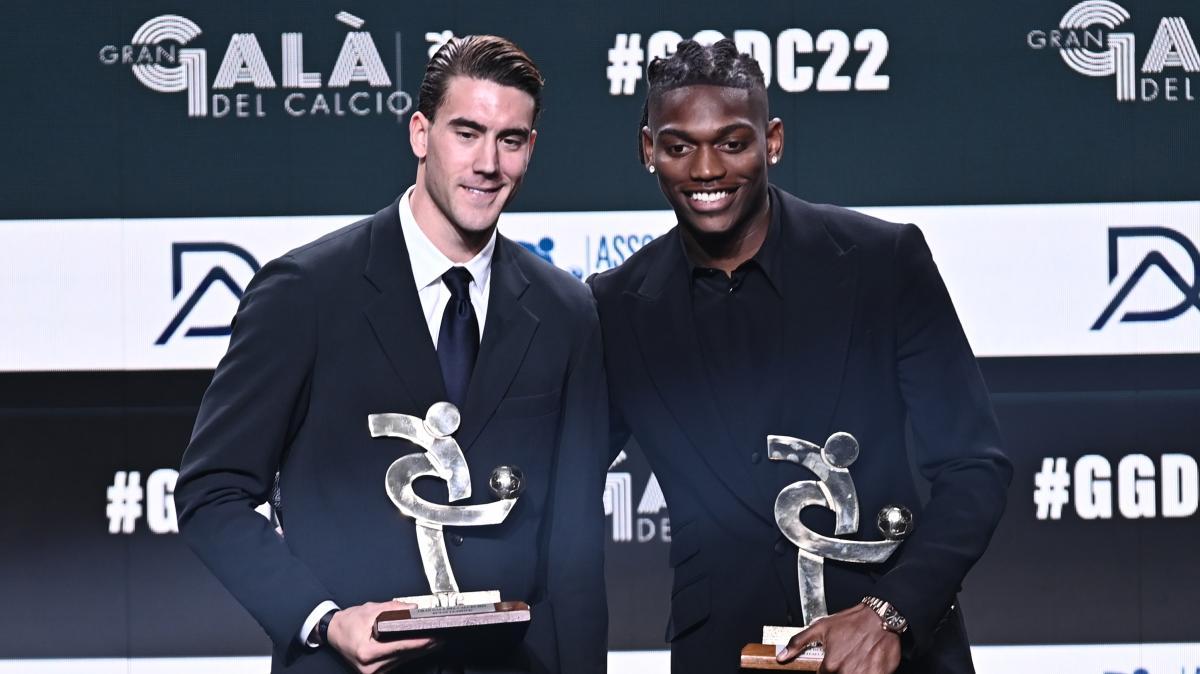 Licari: "Leao, diversamente da Vlahovic, può ancora convincere il Milan che non tutto è finito"
