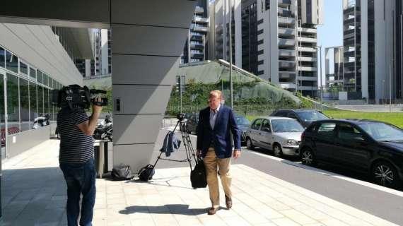 Il comunicato del Milan: "Inizia una nuova era, addio Fassone, Scaroni presidente. Riconquistare status da Champions". Singer: "Elliott attrezzata per riportare il club sulla giusta strada"