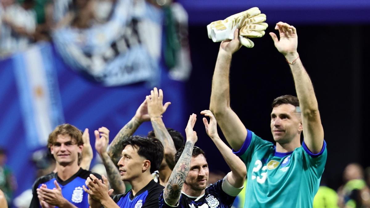 L'Argentina la fa sporca: Messi e compagni con lo striscione 'Le Malvinas sono argentine'