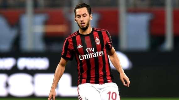 Problemi di "comprensione", a Calhanoglu occorrono ripetizioni di italiano (tattica e lingua) 