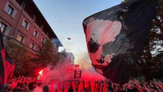 VIDEO MN - Cori e applausi per i Campioni d'Italia dagli ultra della Curva Sud Milano 